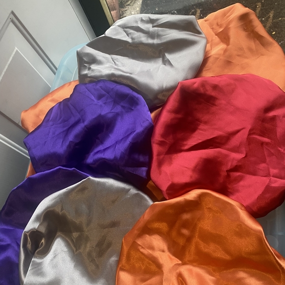 Satin reversible bonnets - Picture 2 of 3